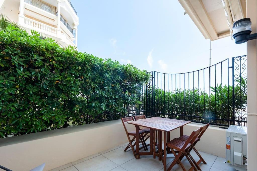 Superbe Studio Avec Terrasse En Front De Mer Menton Exterior photo